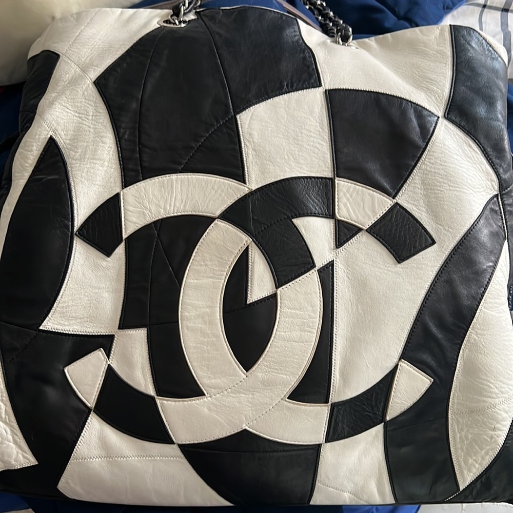 CHANEL AUTHENTIC BEAUTIFUL RARE HANDBAG